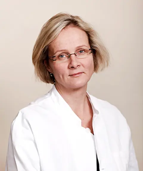 Gastroenterologisen kirurgian erikoislääkäri Monika Carpelan-Holmström hoitaa vatsaelinsairauksia ja lihavuuskirurgiaa Eiran sairaalassa.