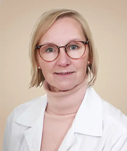 Gastroenterologisen kirurgian erikoislääkäri Piia Pulkkinen Eiran sairaalassa hoitaa lantiopohjan laskeumia sekä peräaukon seudun vaivoja.