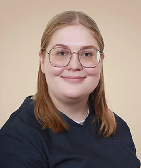 Valmistuva optikko Ella Rusila tekee näöntutkimuksia Eiran sairaalassa.