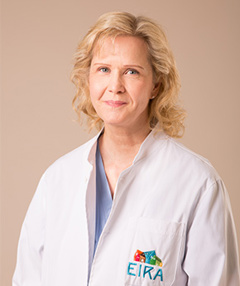 Plastiikkakirurgian erikoislääkäri Eeva Siitari Eiran sairaalassa, erityisosaaminen kasvojen, silmäluomien, korvien, rintojen ja vatsanpeitteiden korjausleikkaukset sekä rasvaimut.