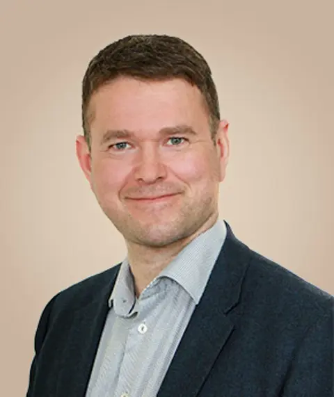 Yleislääkäri Björn von Alfthan Eiran sairaalassa, vastaanottaa kaiken ikäisiä potilaista, erikoiskiinnostus geriatriset potilaat.